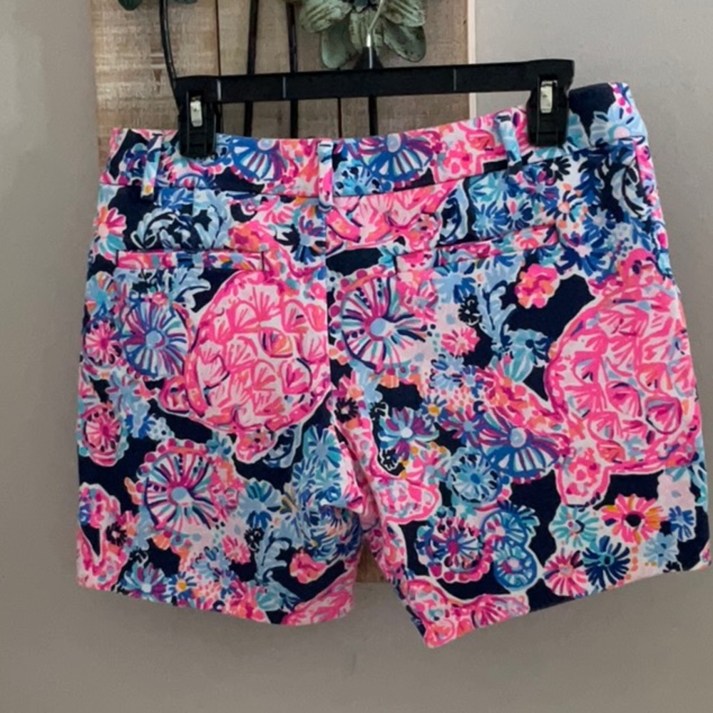 Lilly Pulitzer Shorts Turtle Amazement Jayne Knit flat front size 6 pre owned - Picture 2 of 6
